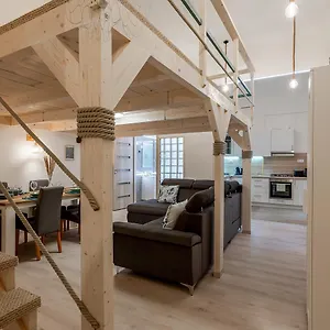 Apartment Goldcentral Danube-private Terrace-convenient Location, Budapest